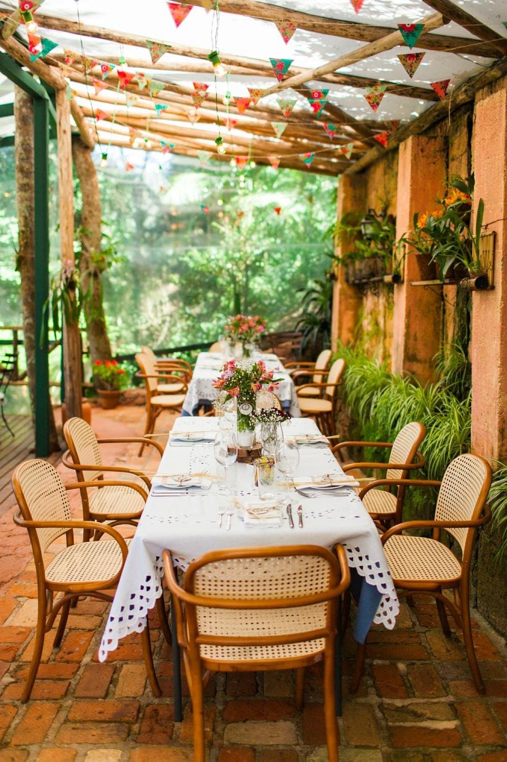 Cerimônia sob pergolado rústico