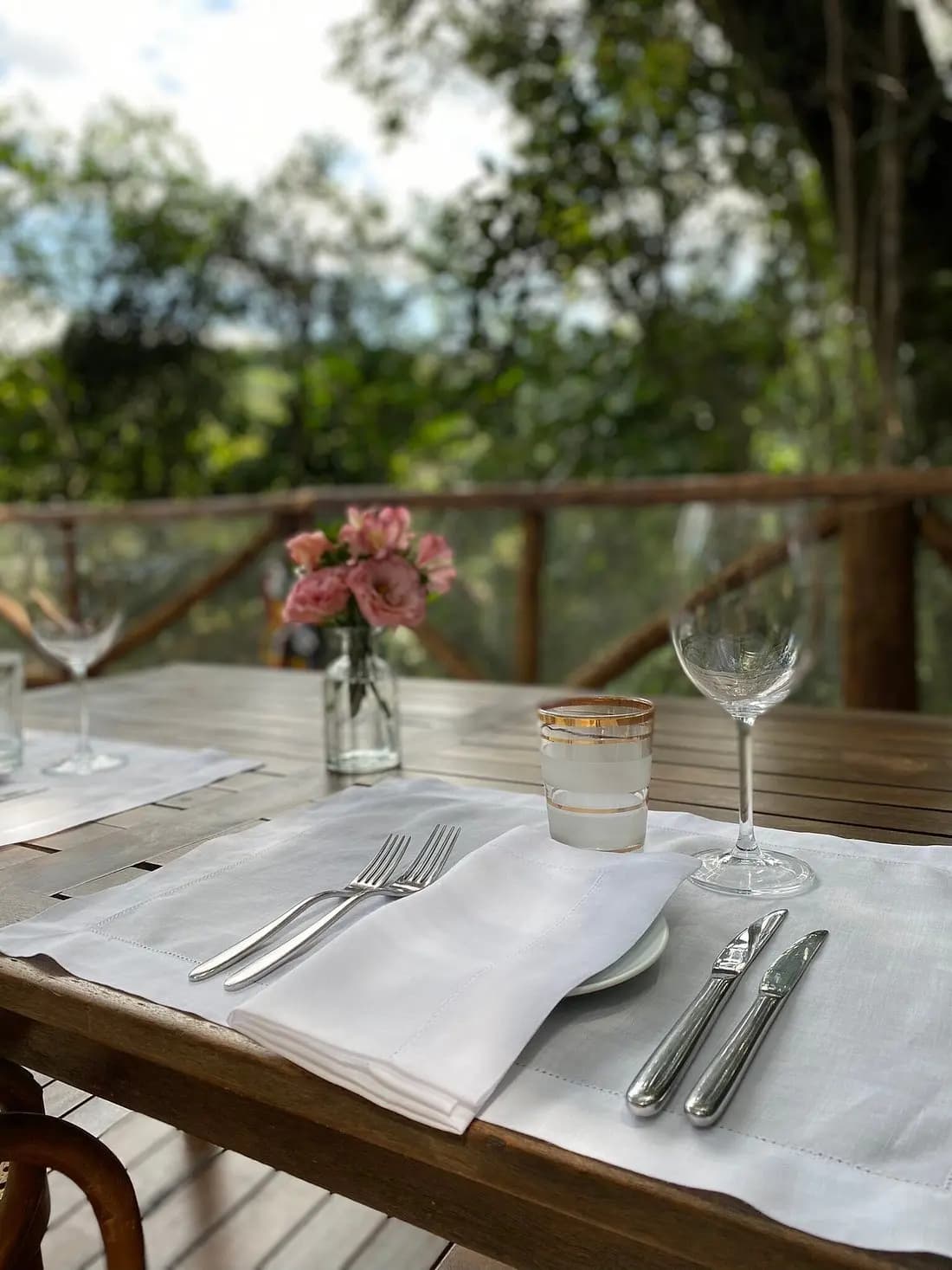 Espaço ao ar livre cercado de natureza